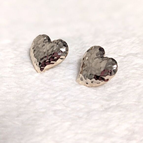 Vintage Hammered Silvertone Heart Shaped Pierced Earrings - Picture 1 of 5